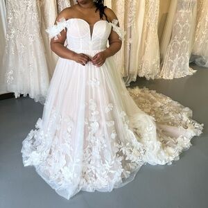 WHIMSICAL TULLE BALLGOWN WEDDING DRESS WITH 3D FLORAL Essense of Australia D3734